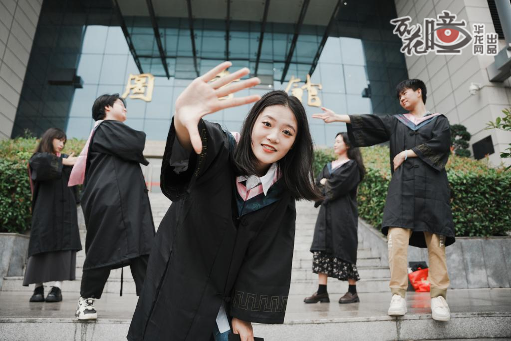 图书馆一定要拍，这里曾经有太多故事，比如考试前抢座位复习，偶尔也会有情侣约会。