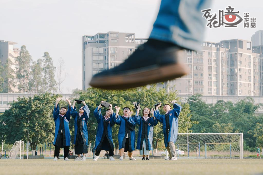 最后再来“搞怪”一下，以后很多年后再看，我们都会想起彼此可爱的模样，对吗？