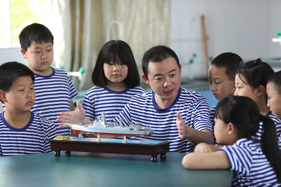 学生聆听科普知识。彭水苗族土家族自治县武装部供图
